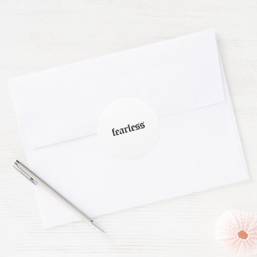 Fearless Tee Shirt, Fearless And Strong Motivation ラウンドシール (封筒)