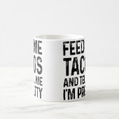 Feed Me Tacos And Tell Me I'M Pretty Funny コーヒーマグカップ (中央)