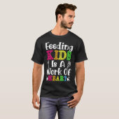 Feeding Kids is a Work of Heart Cafeteria School L Tシャツ (正面フル)