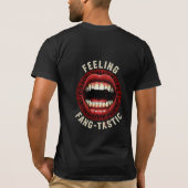 Feeling Fang-tastic Vampire Fangs Horror Pun Tシャツ (裏面)