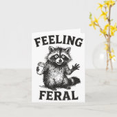 Feeling Feral Raccoon Drink Coffee Funny Trash Pan カード (黄色い花)