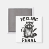 Feeling Feral Raccoon Drink Coffee Funny Trash Pan マグネット (正面/裏面)