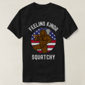 Feeling Kinda Squatchy  American Lumberjack Bigfoo Tシャツ (デザイン正面)