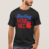 Feeling Patrio-thicc Funny 4th of July Tシャツ (正面)