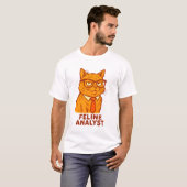 Feline Analyst – Funny Retro Cat Gift Tシャツ (正面フル)