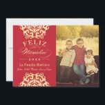 Feliz Tarjeta de la Foto de Navidad en Rojo y Oro シーズンカード<br><div class="desc">Elegante y formal,  tarjeta de la foto de la Feliz Navidad ofrece un adorno del copo de nieve Suzani decorativo y el texto de encargo que se pueden personalizar. Colores: rojo con oro que tiene un aspecto de textura brillo metálico.</div>