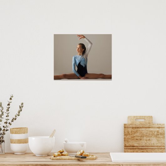 Female gymnast (12-13) performing splits ポスター (キッチン)