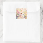 Fennecキツネが咲く草地で休む スクエアシール (バッグ)