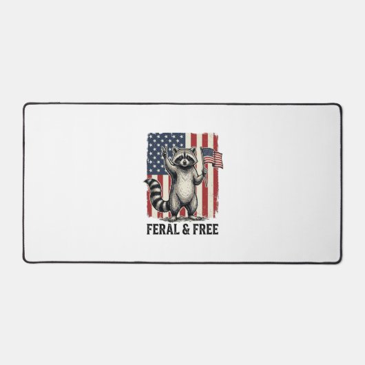Feral and Free Patriotic Raccoon Vintage Shirt Des デスクマット (正面)