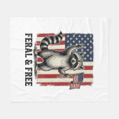 Feral and Free Patriotic Raccoon Vintage Shirt Des フリースブランケット (正面(横))