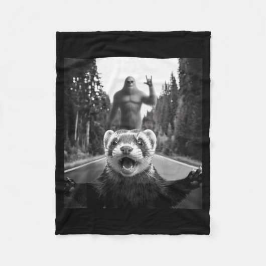 Ferret Selfie With Bigfoot Funny For Men Women Kid フリースブランケット (正面)