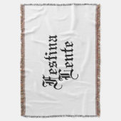 Festina Lente – ゆっくりと急いで – ラテンフレーズ スローブランケット (正面縦)