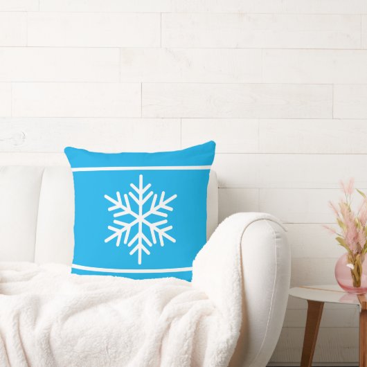 Festive Bright Azure Blue White Stripes Snowflakes クッション (ソファ)
