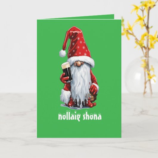 Festive Gnome Holding A Glass Of Irish Dry Stout カード (黄色い花)