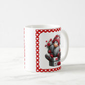 Festive Love Messenger Gnome "Heart and Presents"  コーヒーマグカップ (正面右)