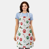 Festive Pet Paw Print Christmas Apron: Red & Green エプロン (着用した状態)