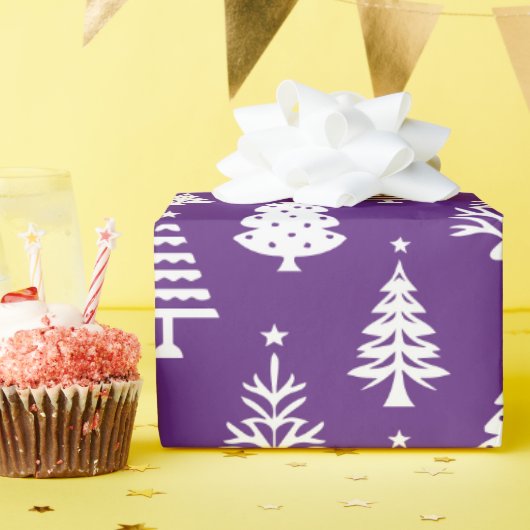 Festive Purple and White Christmas Tree Pattern ラッピングペーパー (誕生日パーティー)