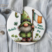 Festive St. Patrick’s Day Gnome With Irish Flag  缶バッジ (インサイチュ)