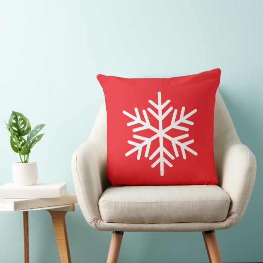 Festive White Alpine Snowflake On Christmas Red クッション (椅子)