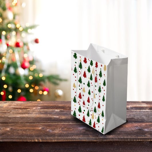 Festive Xmas Tree Pattern Red, Green & Gold ミディアムペーパーバッグ