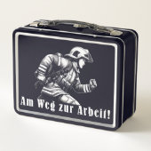 Feuerwehrfrau "Auf dem Weg zur Arbeit!" メタルランチボックス (裏面)