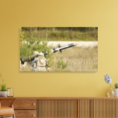 FGM-148ジャベリンを発射する兵士 キャンバスプリント (インサイチュ (リビング))