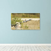 FGM-148ジャベリンを発射する兵士 キャンバスプリント (インサイチュ (ウッドフロア))