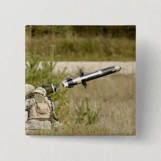 FGM-148ジャベリンを発射する兵士 缶バッジ (正面)