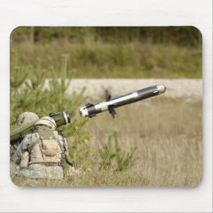 FGM-148投げ槍を始動させている兵士 マウスパッド