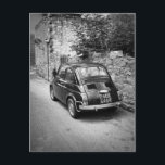 FIAT 500車（白黒） ポストカード<br><div class="desc">ヴィンテージの古い小さなFIAT 500車の写真はがきイタリアの都市の通りで黒と白スタイリッシュで。</div>