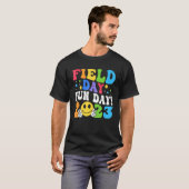 Field Day Fun Day 2023 Groovy Hippie School Sports Tシャツ (正面フル)