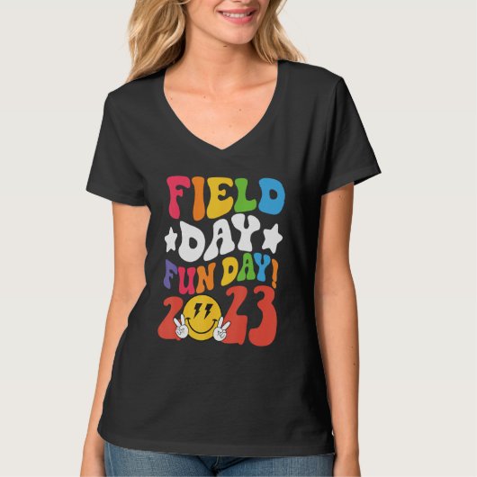 Field Day Fun Day 2023 Groovy School Trip Teacher Tシャツ (正面)