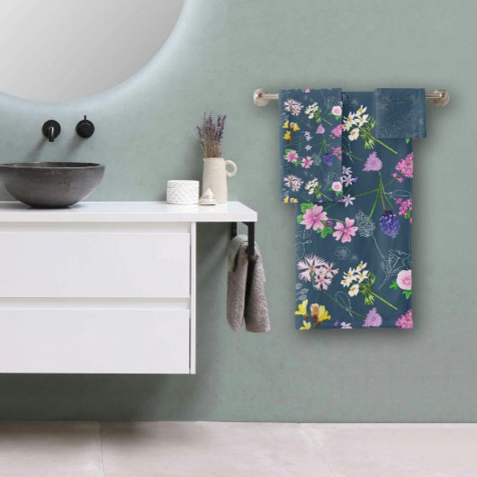 Field flowers, hand-painted in watercolour on blue バスタオルセット