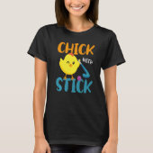 Field Hockey Chicken Chick With Stick Tシャツ (正面)