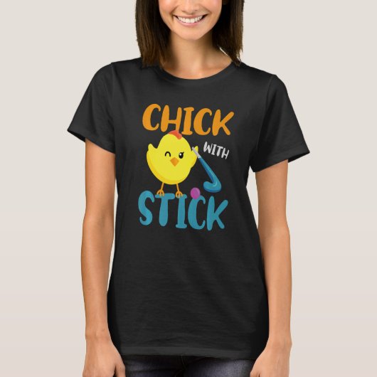 Field Hockey Chicken Chick With Stick Tシャツ (正面)