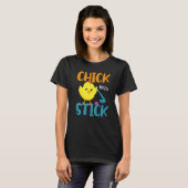 Field Hockey Chicken Chick With Stick Tシャツ (正面フル)