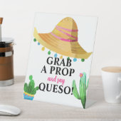 Fiestaフォトブースの看板プロップをつかんでQueoと言う 台座サイン (インサイチュ)