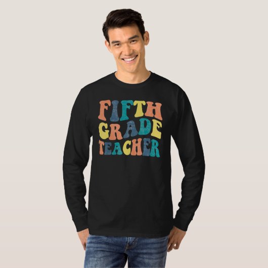 Fifth Grade Teacher Groovy First Day Of School Tシャツ (正面フル)