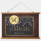 Fiftyと素晴らしい：ストリングライト誕生日 吊り下げ型タペストリー (正面)