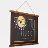 Fiftyと素晴らしい：ストリングライト誕生日 吊り下げ型タペストリー (傾斜あり)