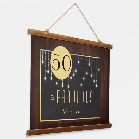 Fiftyと素晴らしい：ストリングライト誕生日 吊り下げ型タペストリー (傾斜あり)