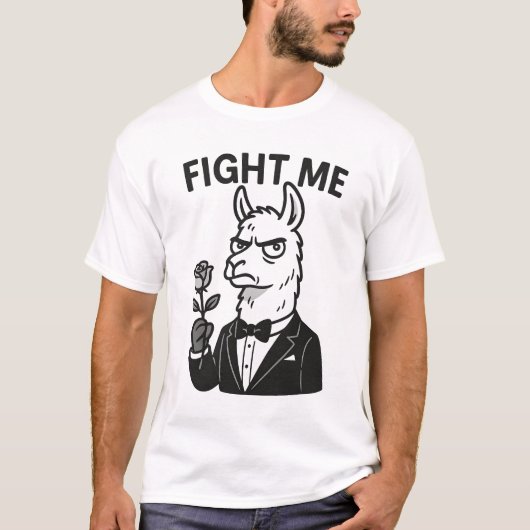 「Fight Me」 – タキシードTシャツのドラマチックなラマ Tシャツ (正面)