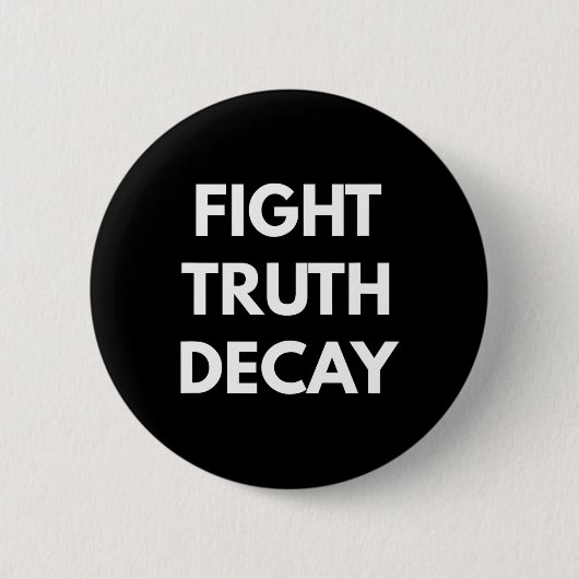 Fight Truth Decay - Never Trump S 缶バッジ (正面)