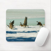 Figing Canada Geese & Snow Wildlife写真 マウスパッド (マウス)