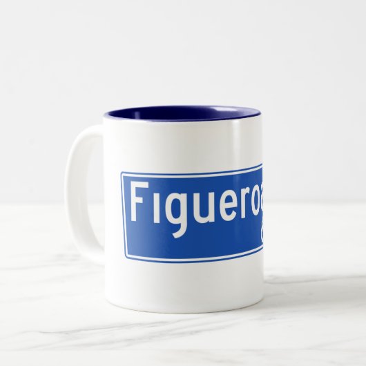 Figueroaの通り、ロサンゼルスのカリフォルニアの道路標識 ツートーンマグカップ (正面左)