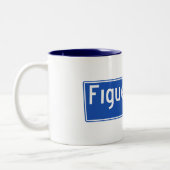 Figueroaの通り、ロサンゼルスのカリフォルニアの道路標識 ツートーンマグカップ (左)