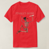 Finally Done Funny Graduation Skeleton with cap an Tシャツ (デザイン正面)