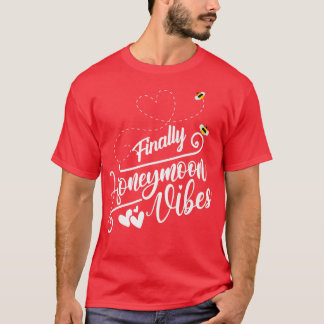 Finally Honeymoonin vibes Bride Groom Honeymoon Va Tシャツ