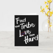 Find Your Tribe Love Them Hard Funny Family Reunio カード (黄色い花)