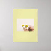“Fingertip Daisy – Gentle Nature Wall Art” キャンバスプリント (正面)
